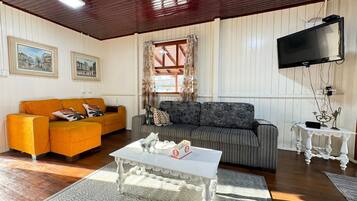 Villa | Área de sala de estar | Televisión