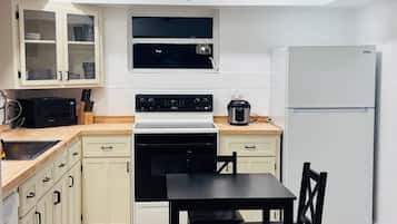 Coffee/tea maker, fridge, microwave, stovetop