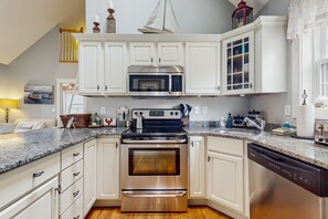 Fridge, microwave, oven, stovetop - Charming Cottage with a Game Room, Pool, and Coastal Attractions Nearby (Wells)