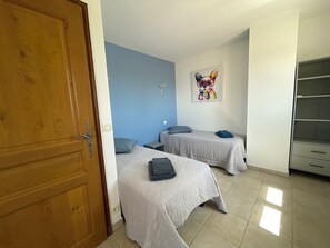 4 dormitorios, tabla de planchar con plancha, wifi gratis y ropa de cama