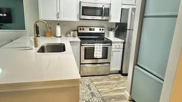 Kjøleskap, mikrobølgeovn, ovn og kokeplater