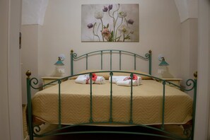 2 bedrooms, travel cot, free WiFi, bed sheets