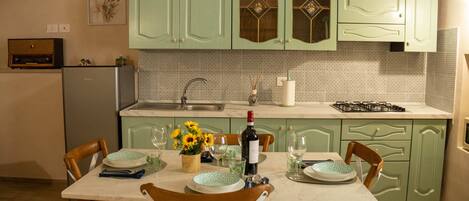 Kühlschrank, Mikrowelle, Herdplatte, Wasserkocher mit Kaffee-/Teezubehör