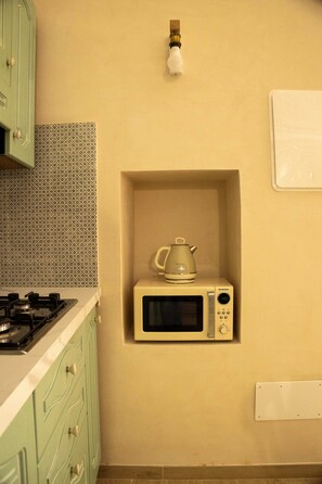 Frigorifero, microonde, piano cottura, macchina per tè/caffè