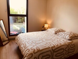 3 dormitorios, tabla de planchar con plancha, cuna de viaje