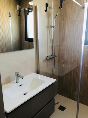 Dusche, Haartrockner, Toilettenpapier