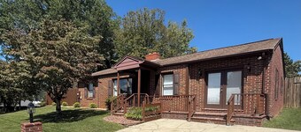 Newly renovated 3 beds, 2 baths in Marion. Great space for the whole family!