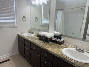 Secadora de cabello, toallas, jabón, shampoo 