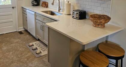 Newly renovated 3 beds, 2 baths in Marion. Great space for the whole family!