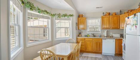 Kjøleskap, mikrobølgeovn, ovn og kokeplater