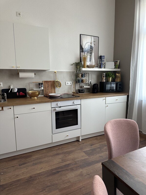 Fridge, microwave, oven, stovetop