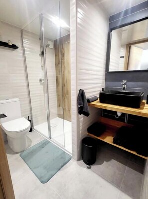 Shower, hair dryer, towels, toilet paper