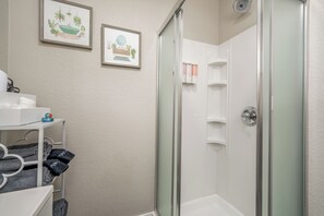 シャワー、ヘアドライヤー、タオル、石鹸