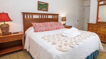 3 bedrooms, iron/ironing board, internet, bed sheets