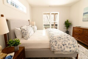 2 bedrooms, desk, iron/ironing board, WiFi