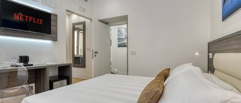 Klassieke tweepersoonskamer | Een kluis op de kamer, een bureau, een laptopwerkplek