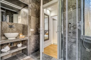 经典双人房 | 浴室 | 淋浴设施、吹风机、毛巾、肥皂