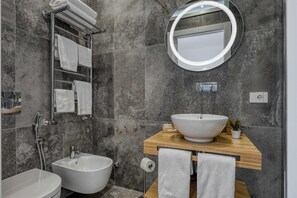 Phòng đôi hoặc 2 giường đơn phong cách cổ điển | Phòng tắm | Buồng tắm vòi sen, máy sấy tóc, khăn tắm, xà phòng 