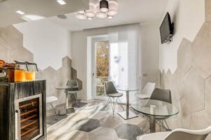 每日供应自助式早餐（每人 EUR 10）