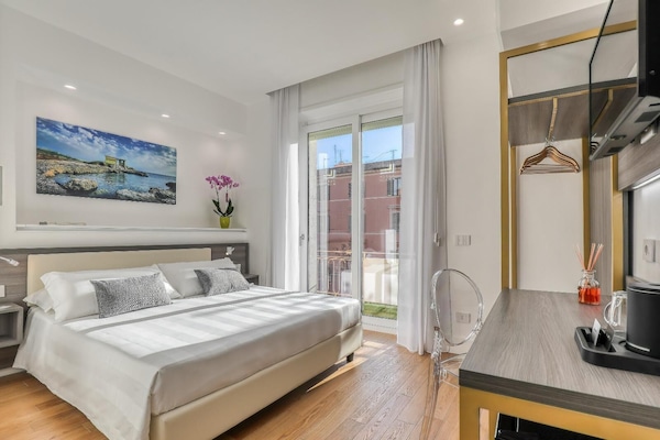 Habitación Confort doble, balcón | Caja fuerte, escritorio, espacio para trabajar con un portátil