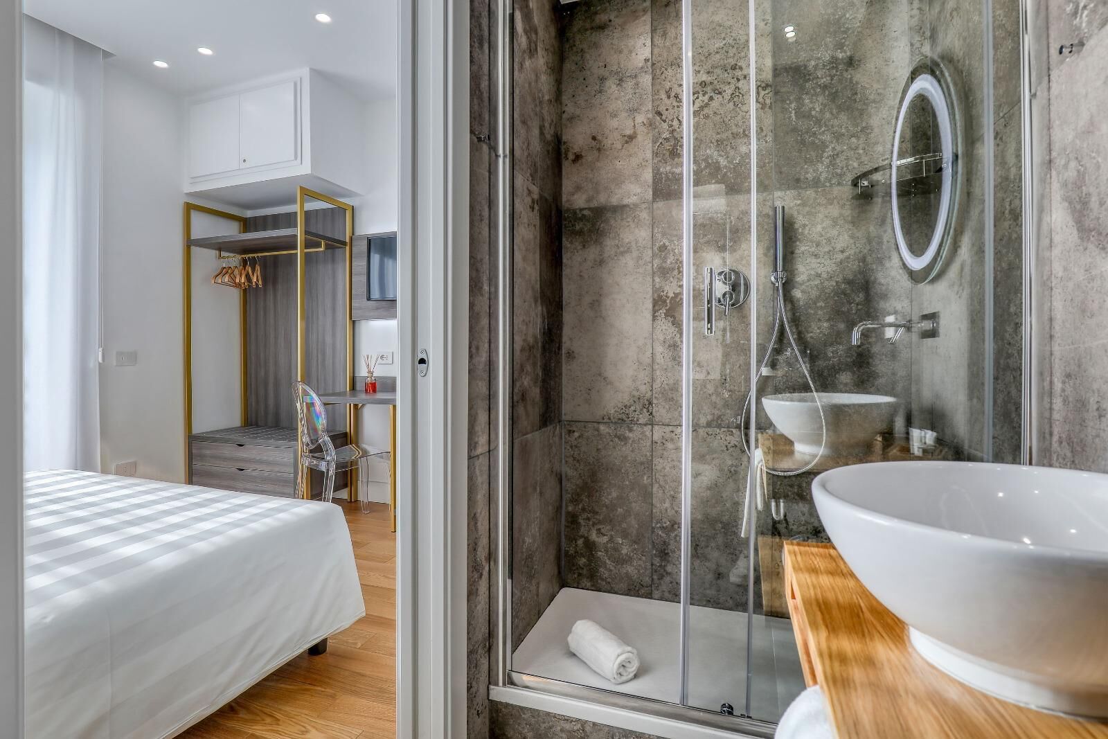 Chambre Double Confort, balcon | Salle de bain | Douche, sèche-cheveux, bidet, serviettes fournies