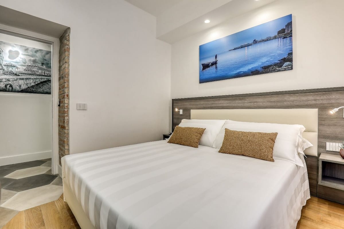 Classic Double Room | In-room safe, desk, laptop workspace, soundproofing