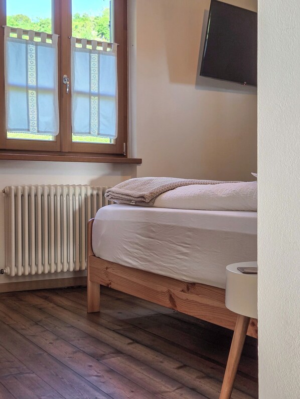 مكتب ومساحة عمل للكمبيوتر المحمول وستائر تعتيم وواي فاي مجانًا