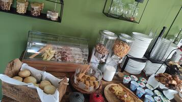 ๋งค์ผ ๋ทํ ๋ฌด๋ฃ ์์นจ ์์ฌ ํฌํจ