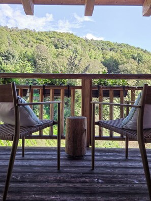 مكتب ومساحة عمل للكمبيوتر المحمول وستائر تعتيم وواي فاي مجانًا