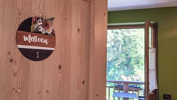 Standard-Einzelzimmer, Blick auf den Weinberg | Schreibtisch, laptopgeeigneter Arbeitsplatz, Verdunkelungsvorhänge