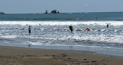 Surf Shack: 5 min to Beach/5 min to Waterfall: Great Wi-Fi - Sleeps 5