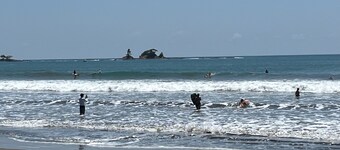 Surf Shack: 5 min to Beach/5 min to Waterfall: Great Wi-Fi -Sleeps 5