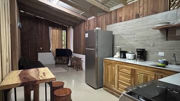 Fridge, oven, stovetop, coffee/tea maker