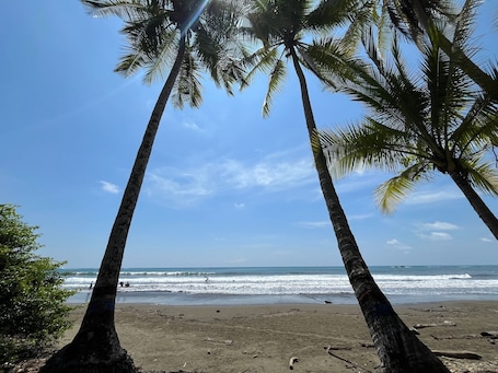 Beach nearby. Surf Shack: 5 min to Beach/5 min to Waterfall: Great Wi-Fi - Sleeps 5