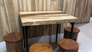 Une table en bois avec quatre tabourets.