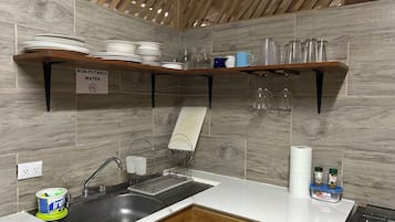 Frigorifero, forno, piano cottura, macchina per tè/caffè