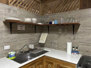 Refrigerador, horno, parrilla de estufa y cafetera y tetera