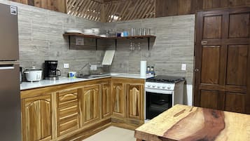 Fridge, oven, stovetop, coffee/tea maker