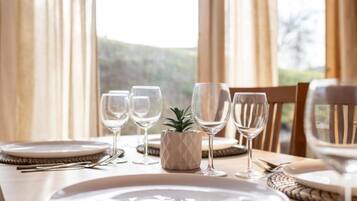 House (Halicanum Glamping Peaceful Retreat R) | Dining room
