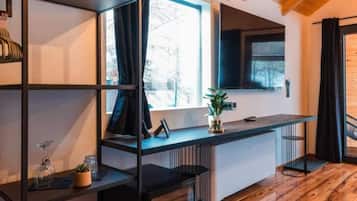 Maison (Halicanum Glamping Peaceful Retreat R) | Salle de séjour | Télévision à écran plat de 32 pouces avec chaßnes par satellite