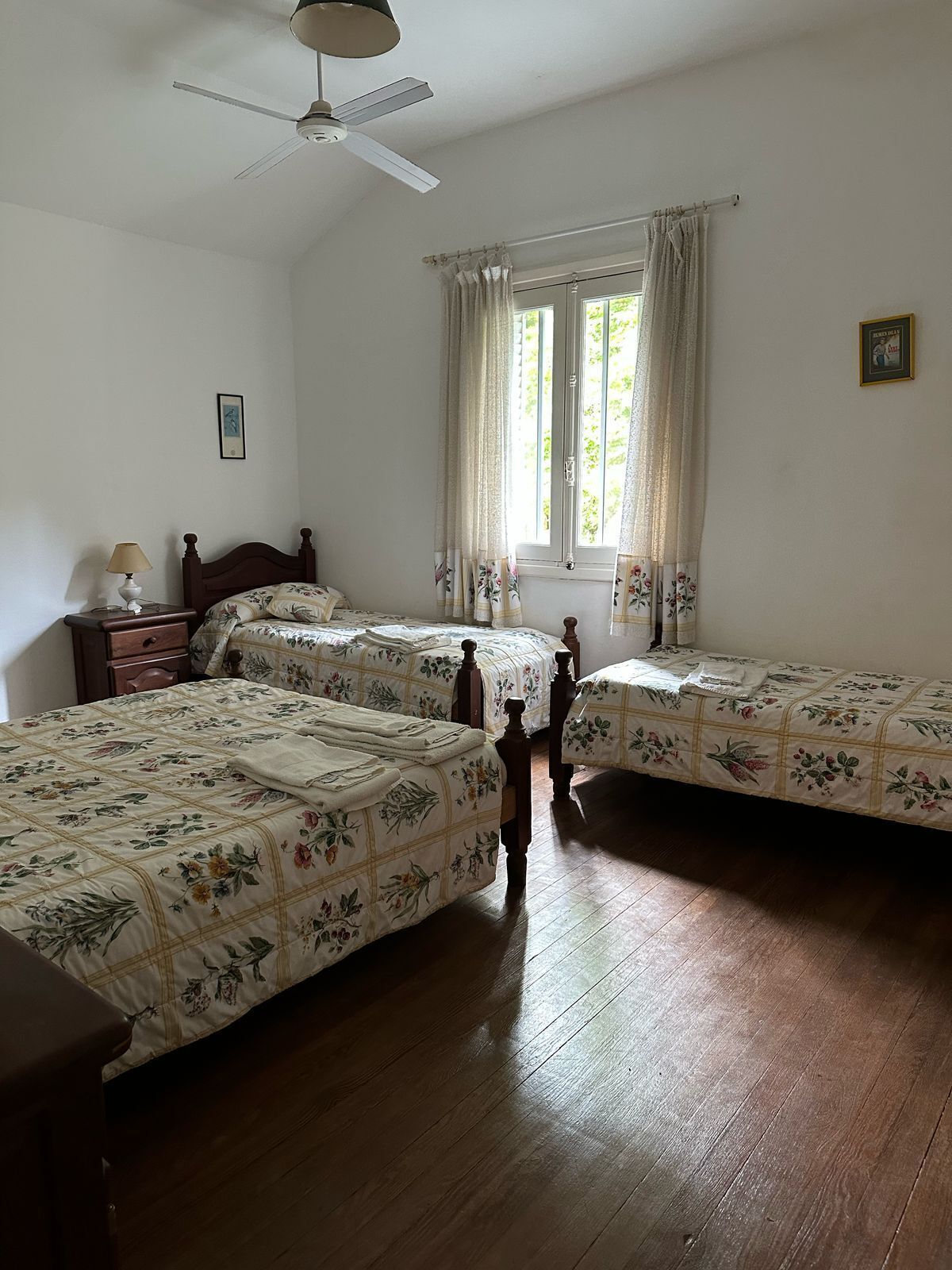 6 bedrooms, desk, travel cot, WiFi