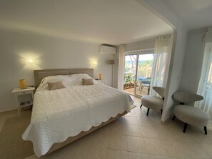 4 bedrooms, iron/ironing board, WiFi, bed sheets - Contemporary waterfront villa in Baie de la Garoupe near Eden Roc (Antibes)