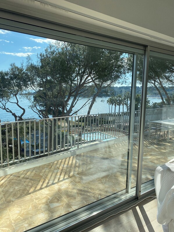 Interior - Contemporary waterfront villa in Baie de la Garoupe near Eden Roc (Antibes)