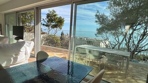 Dining - Contemporary waterfront villa in Baie de la Garoupe near Eden Roc (Antibes)