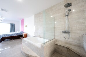 Een douche, een haardroger, handdoeken, zeep