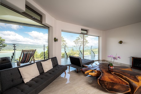 スマートテレビ、暖炉、プリンター. Spacious 3-bedroom condo in wonderful Lake Arenal with WiFi, AC, swimming pool.