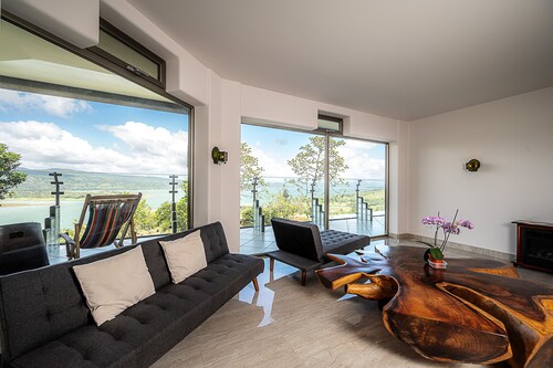 Spacious 3-bedroom condo in wonderful Lake Arenal with WiFi, AC, swimming pool.