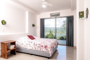 3 habitaciones, escritorio y tabla de planchar con plancha 