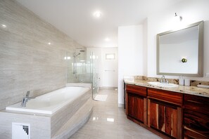 Shower, hair dryer, towels, soap - Spacious 3-bedroom condo in wonderful Lake Arenal with WiFi, AC, swimming pool. (Tilarán)