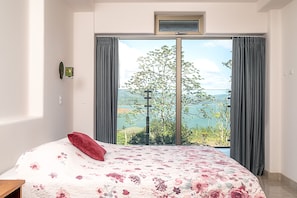 3 bedrooms, desk, iron/ironing board, travel cot - Spacious 3-bedroom condo in wonderful Lake Arenal with WiFi, AC, swimming pool. (Tilarán)